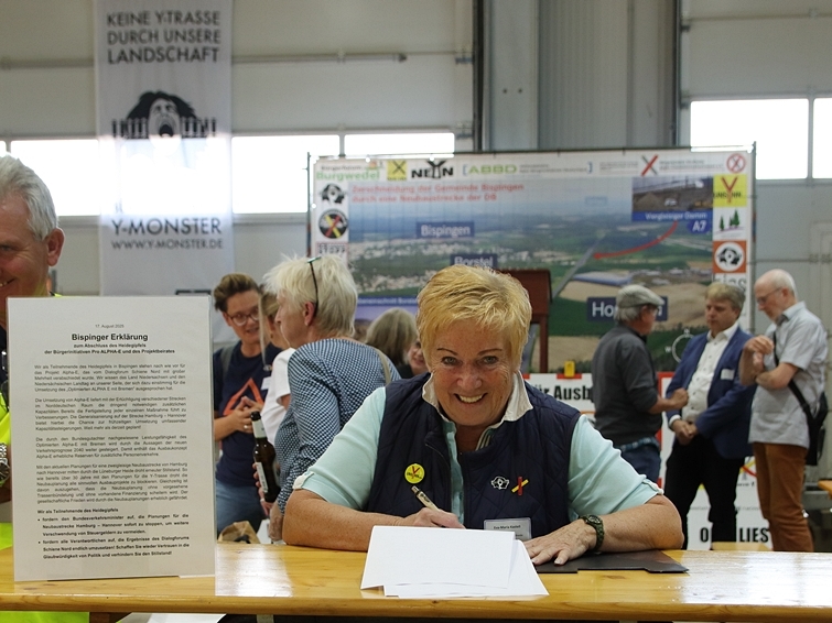 Eva-Maria Kastell unterschreibt beim Heidegipfel 2025 die Bispinger Erklärung